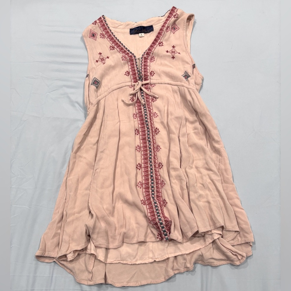Blue Rain boho shift dress in an oatmeal color with embroidery 
Size medium